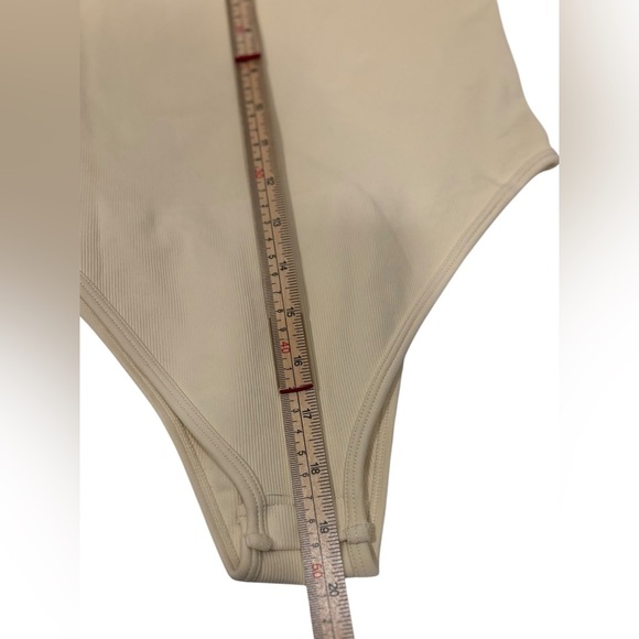 Cream Shapewear Bodysuit with Seamless Design and V-Neckline - Picture 4 of 4